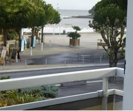 De La Saint-Palais-sur-Mer